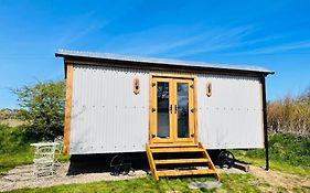 The Hut@Trefechan Wen - Coastal Coziness!